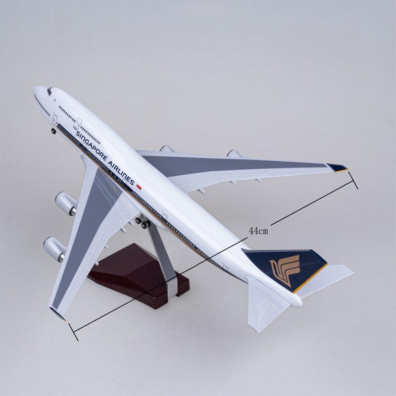 SIngapore Airliens Boeing 747 Airplane Models withe light and landing gear Collections Models