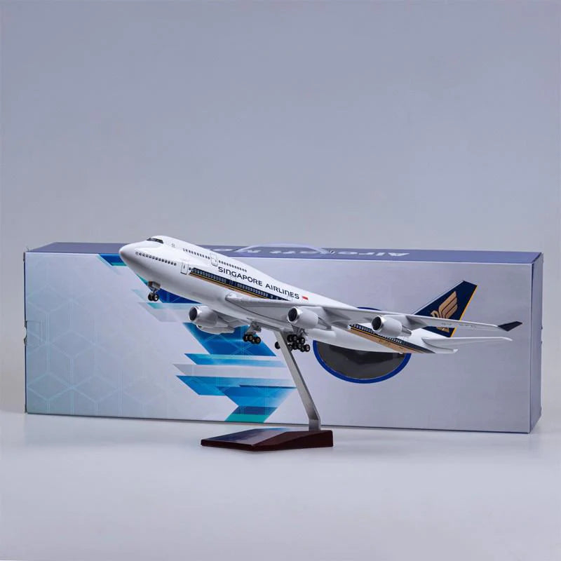 SIngapore Airliens Boeing 747 Airplane Models withe light and landing gear Collections Models
