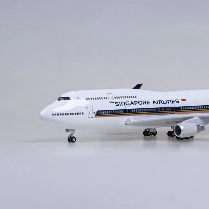 SIngapore Airliens Boeing 747 Airplane Models withe light and landing gear Collections Models