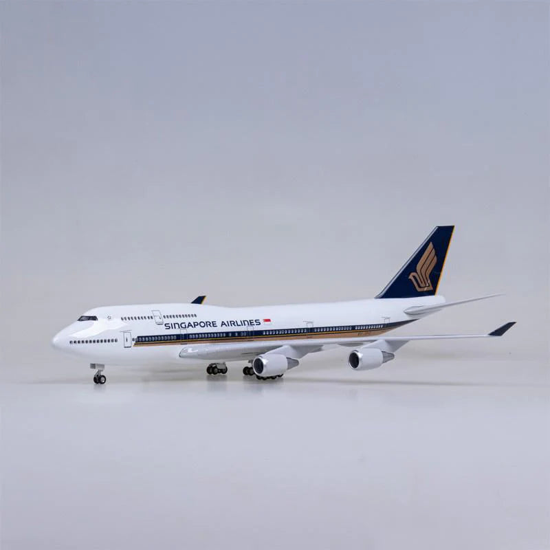 SIngapore Airliens Boeing 747 Airplane Models withe light and landing gear Collections Models