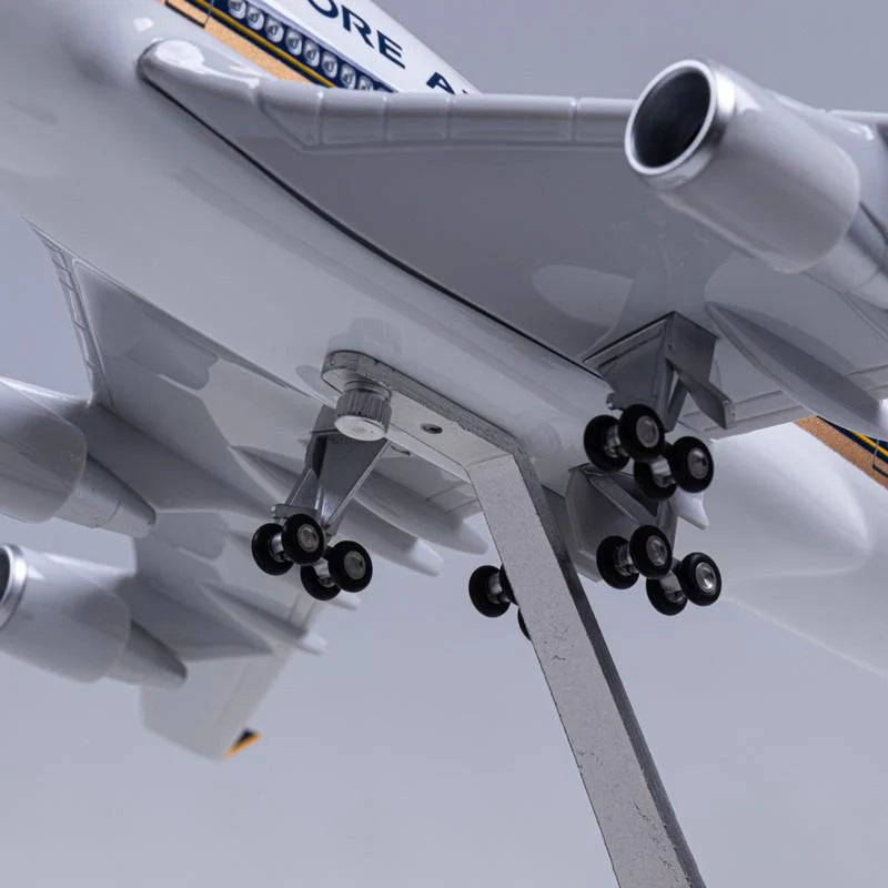SIngapore Airliens Boeing 747 Airplane Models withe light and landing gear Collections Models
