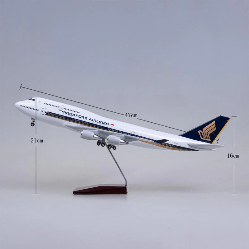 SIngapore Airliens Boeing 747 Airplane Models withe light and landing gear Collections Models