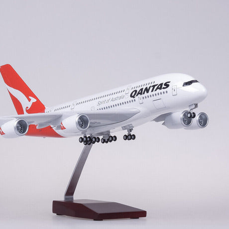 Qantas A380  Scale 1:200  37 cm Airplane Model With light and landing Gear