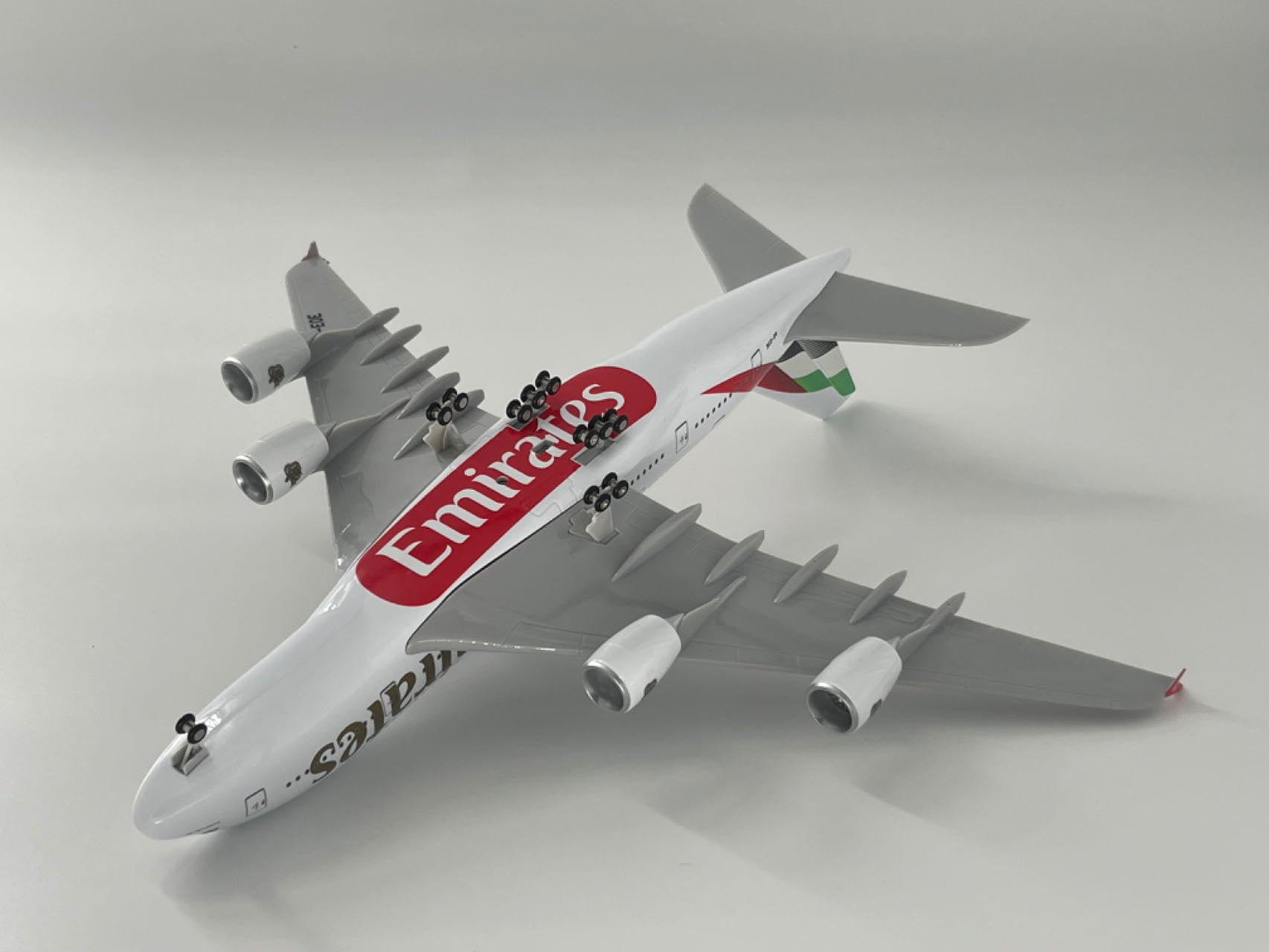 1:160 Fly Emirates A380 Plane Model / LED Light & Wheel