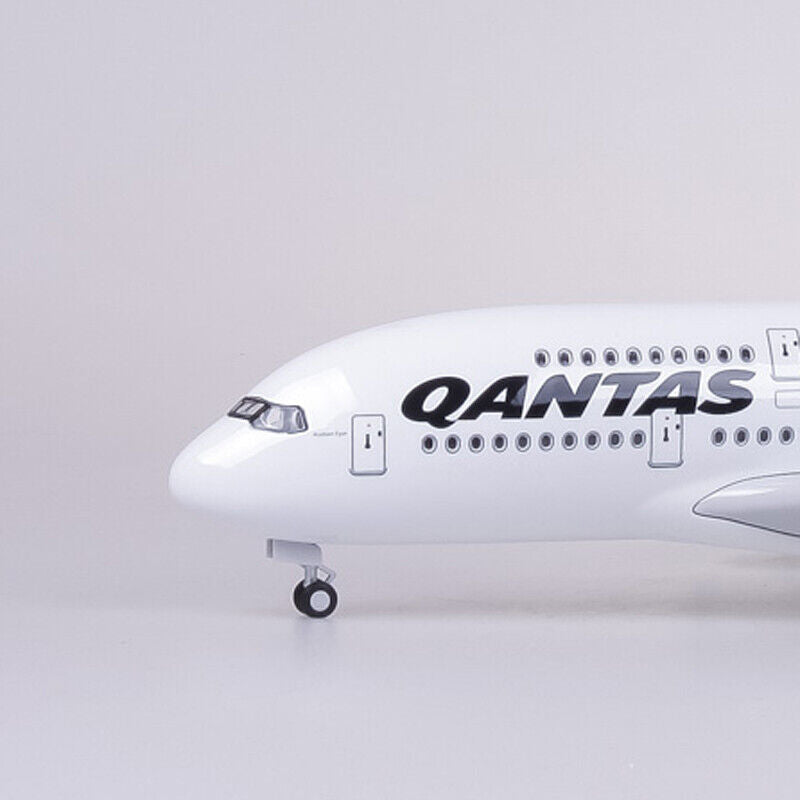 Qantas A380  Scale 1:200  37 cm Airplane Model With light and landing Gear